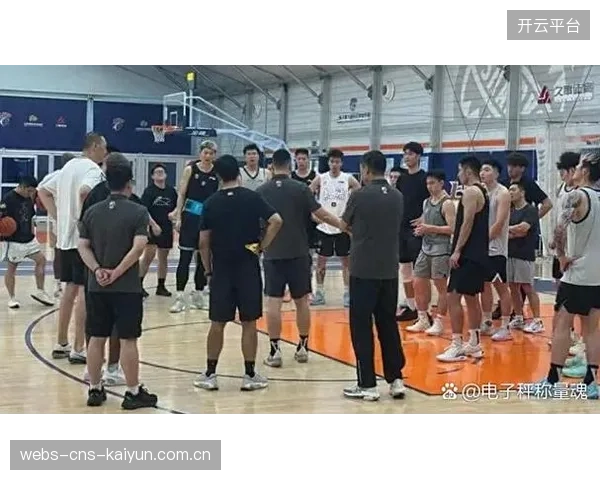 球队中场拦截能力强但组织偏弱,如何由守转攻将考验主帅阿尔法罗的战术设计。 球队中场拦截能力强但组织偏弱,如何由守转攻将考验主帅阿尔法罗的战术设计。